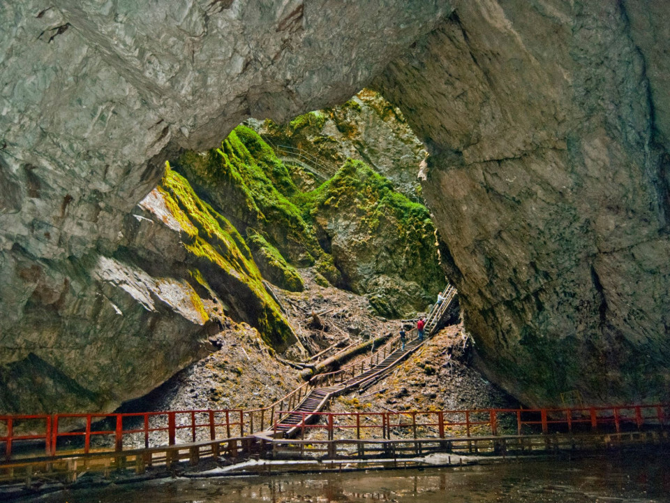 FOTO | Cele mai impresionante peșteri din România pe care trebuie să le vizitezi. Unde se află și care este povestea lor!