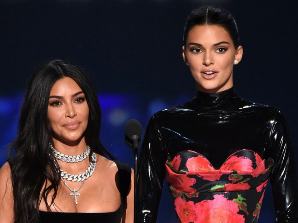 De ce a râs toată lumea de Kim Kardashian și de Kendall Jenner, la gala Premiilor Emmy