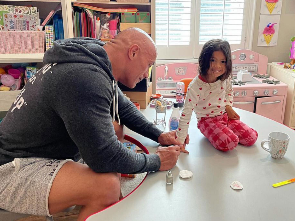 Dwayne „The Rock” Johnson este un tată adorabil! Starul îi face manichiura fiicei sale de trei ani: „Știe unde să vină pentru cea mai bună manichiură din oraș”