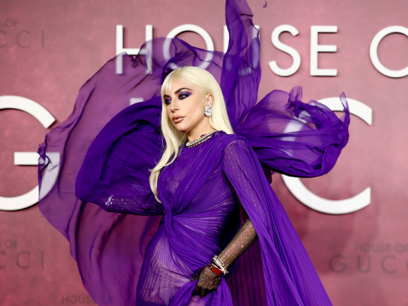 Apariții extravagante la premiera „House of Gucci”. Mădălina Ghenea s-a întrecut în ținute cu Lady Gaga și Salma Hayek