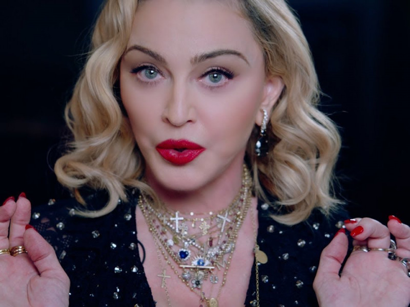 Madonna folosește atât de multe filtre în online, încât fanii nu o mai recunosc. Cu ce vedetă din România crezi că seamănă?