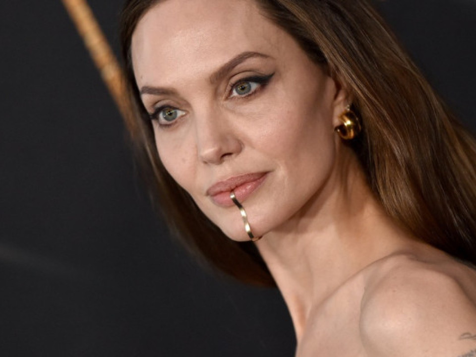În plin conflict ucrainean, Angelina Jolie a ajuns în Yemen, unde vorbește despre criza refugiaților de aici