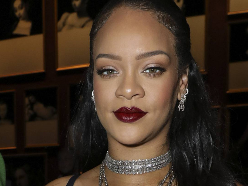 Rihanna se mândrește că este însărcinată - a purtat o salopetă turcoaz decoltată la Paris Fashion Week