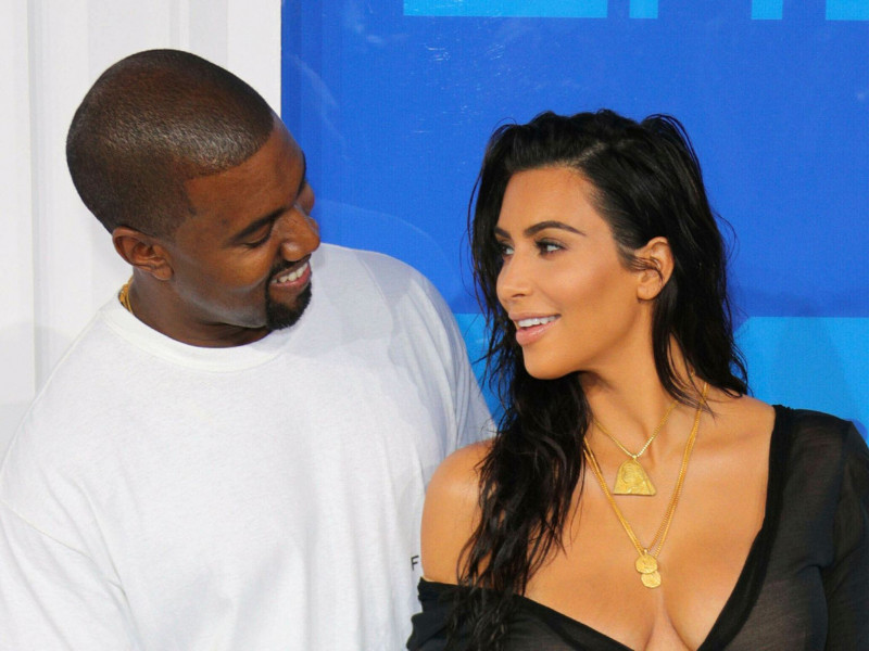 Kanye West va face parte din noul show „Kardashian’s”, iar Kim declară că încă îl iubește