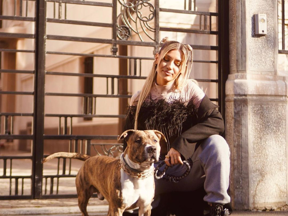 Alina Eremia, prima artistă din România care experimentează Metaversul - și-a transformat câinele într-un NFT