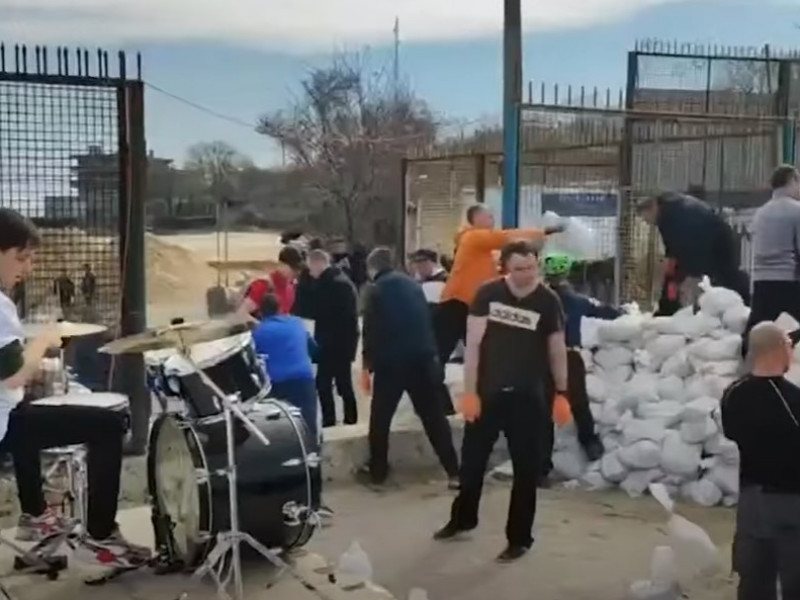 Ucrainenii din Odesa construiesc baricade în timp ce un toboșar cântă live „It's My Life”, de la Bon Jovi