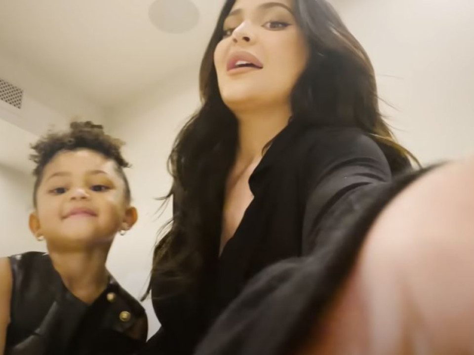 Kylie Jenner a documentat nașterea fiului ei, iar fanii au lăudat-o pentru faptul că a fost naturală și sinceră