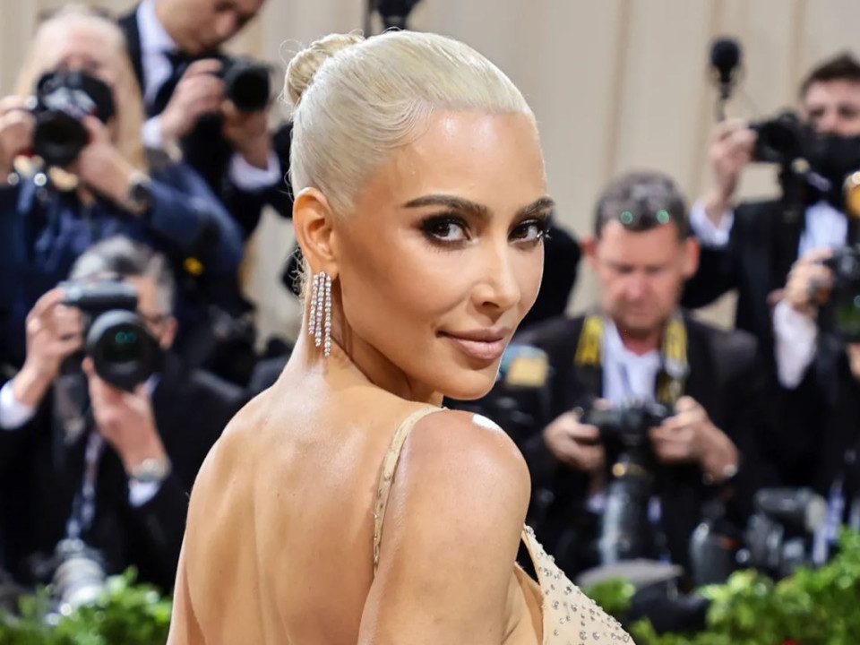 Kim Kardashian a făcut senzație în cadrul Met Gala - a slăbit 7 kilograme pentru a putea purta rochia lui Marilyn Monroe, cea mai scumpă rochie din lume