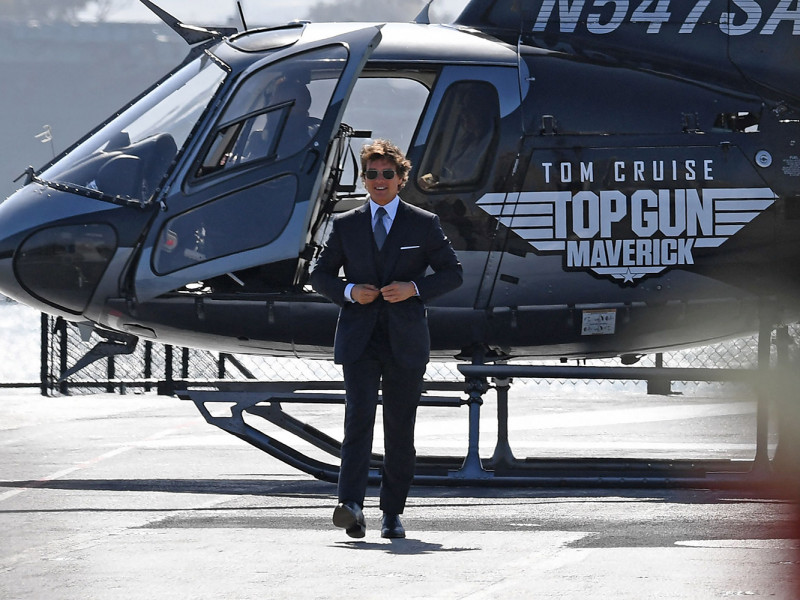 Tom Cruise a venit cu stil la premiera „Top Gun: Maverick” - actorul a coborât dintr-un elicopter pilotat de el