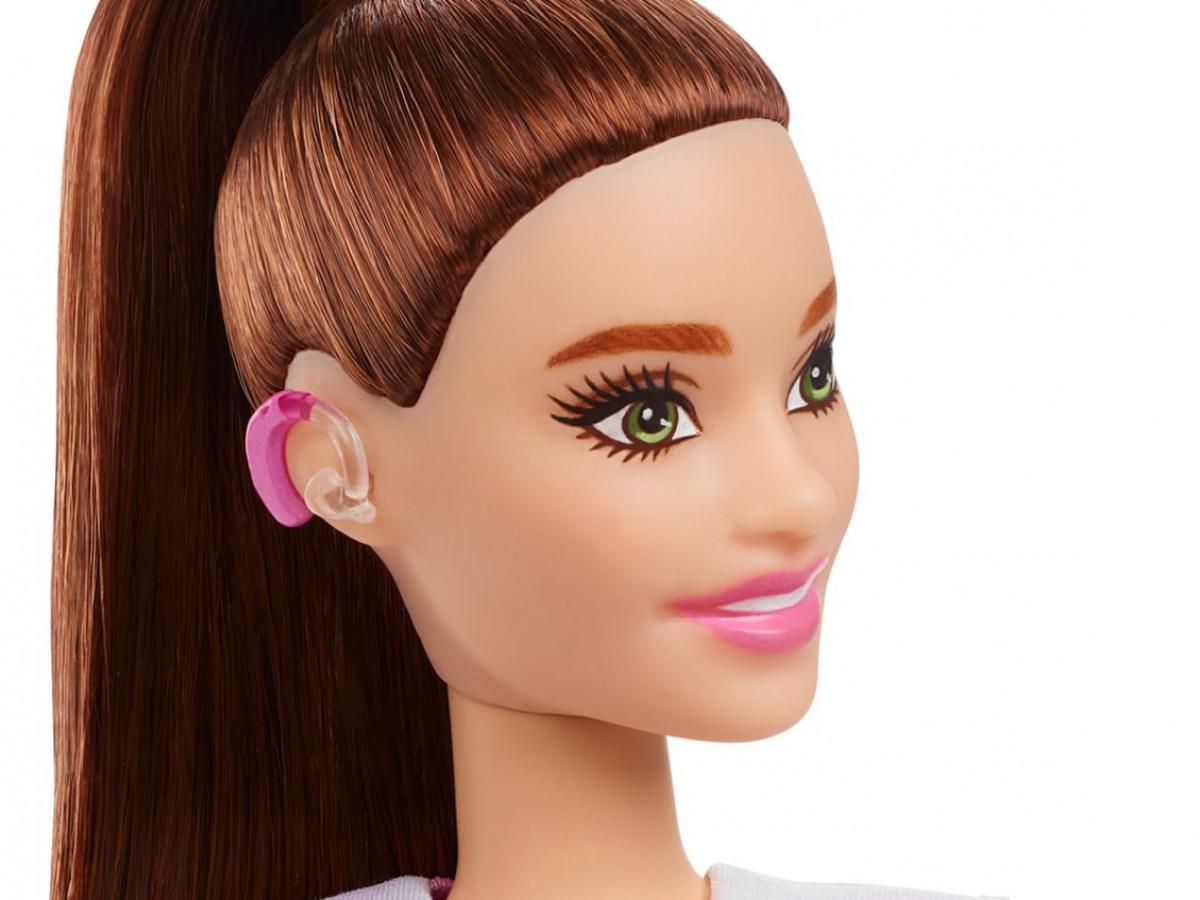 Universul Barbie promovează diversitatea - a apărut prima păpușă cu aparat auditiv