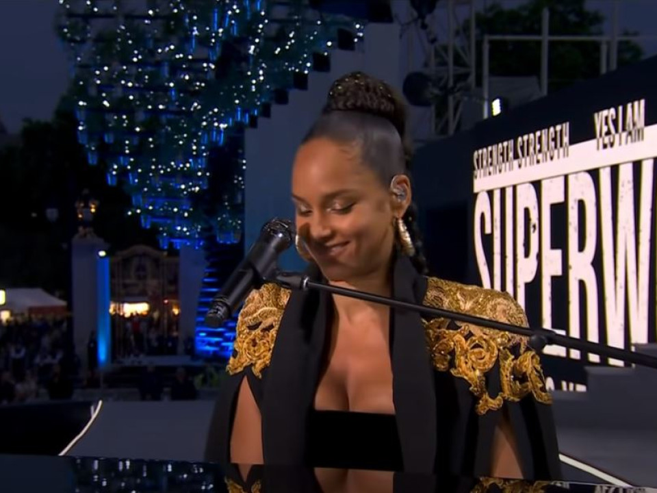 Alicia Keys a fost aspru criticată de fani pentru că a cântat piesa „Empire State of Mind” la Jubileul de Platină, dar Regina și-a dorit-o în mod special