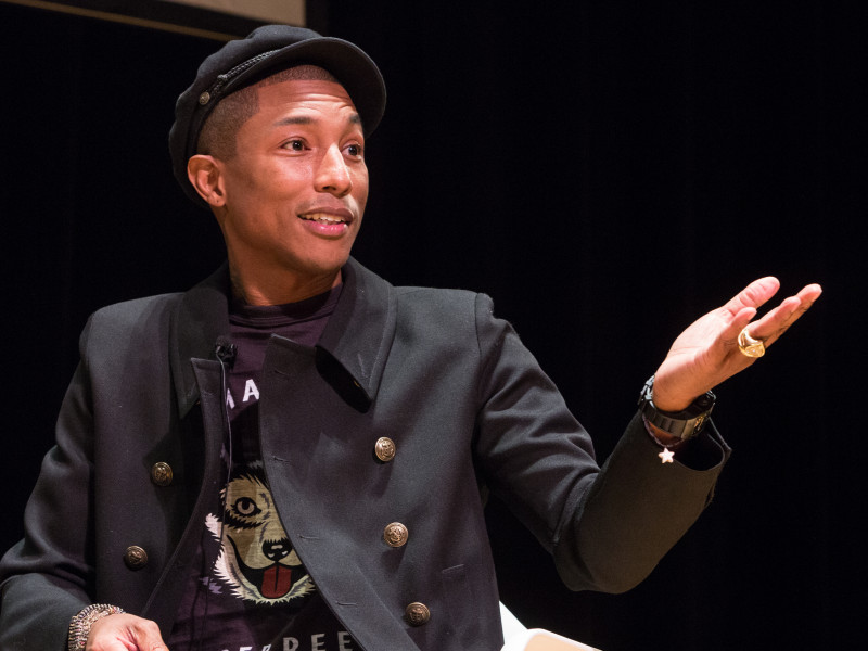 Pharrell Williams și-a oprit un show de două ori pentru a permite medicilor să ajungă la doi fani care au leșinat