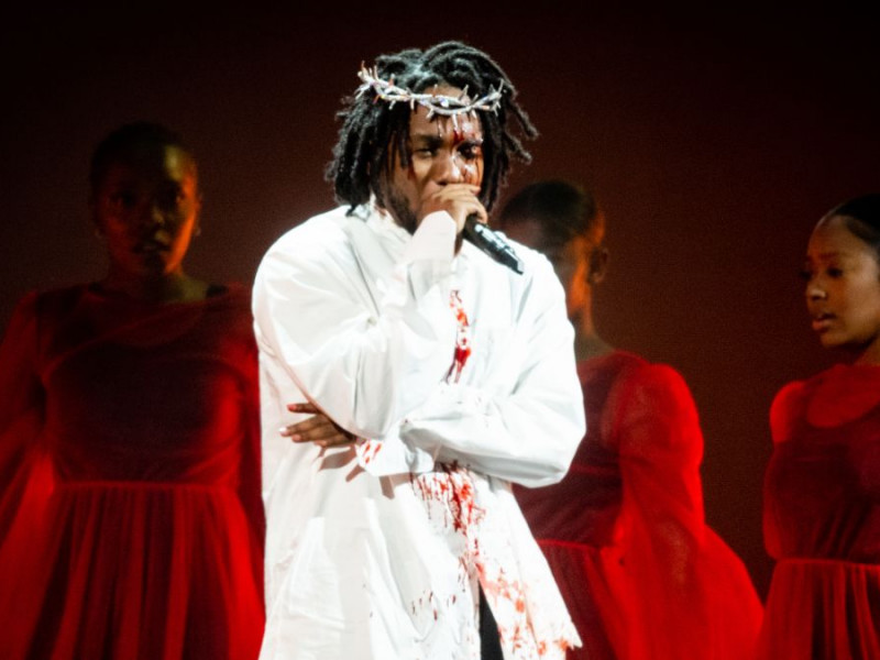Kendrick Lamar și-a închis show-ul de la Glastonbury cu un moment impresionant pentru drepturile femeilor