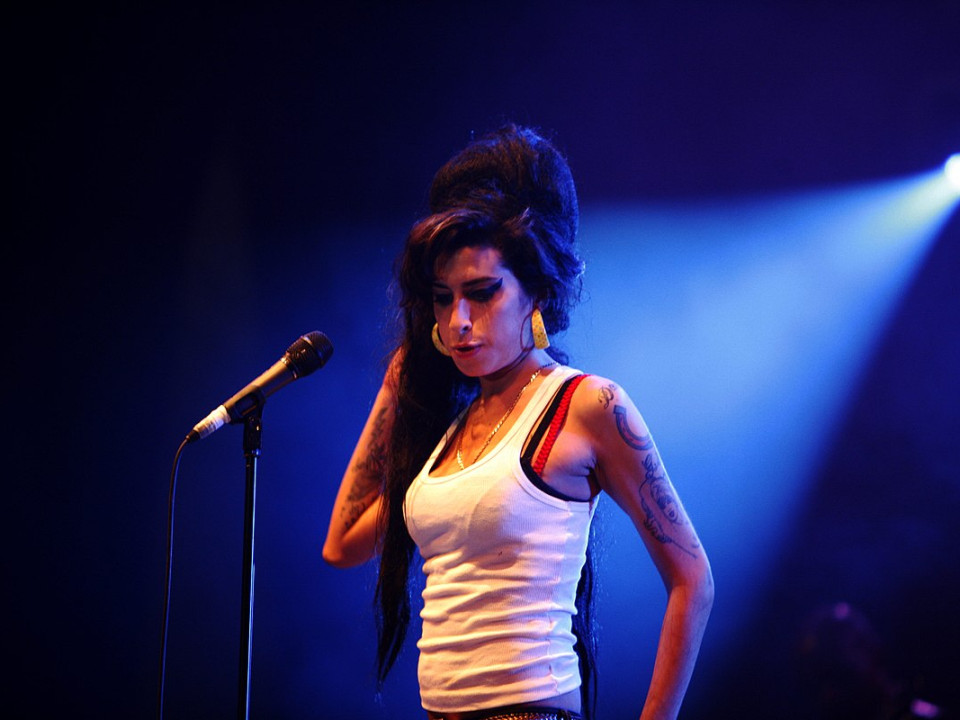 Regizoarea „Fifty Shades of Grey” va regiza și un film biografic despre Amy Winehouse
