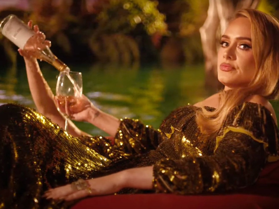 Adele a lansat un nou videoclip și arată ca o reclamă la vin, „I Drink Wine”