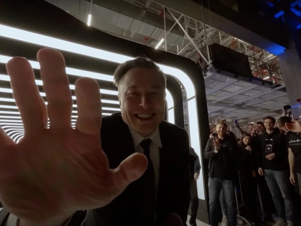 Marele circ cu Elon Musk a fost încă un moment în care unii români s-au întrecut care minte mai mult