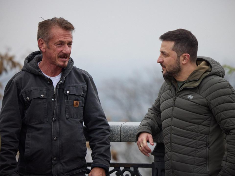 Sean Penn i-a înmânat lui Zelenski una dintre statuetele Oscar câștigate de-a lungul carierei: „O las în Ucraina până la sfârșitul războiului”