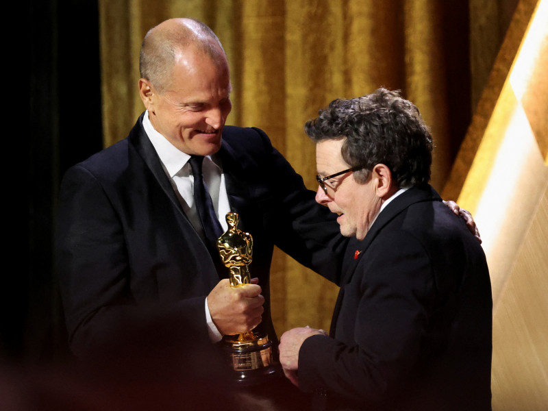 Woody Harrelson a avut un moment extrem de emoționat alături de Michael J. Fox, când i-a înmânat actorului un Oscar onorific