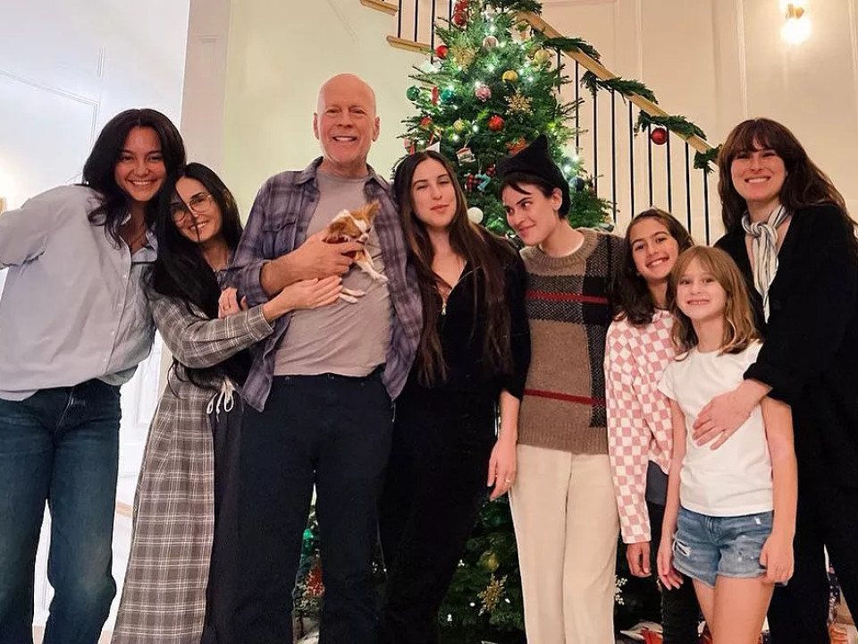 Demi Moore a postat o nouă fotografie alături de Bruce Willis și familia lui