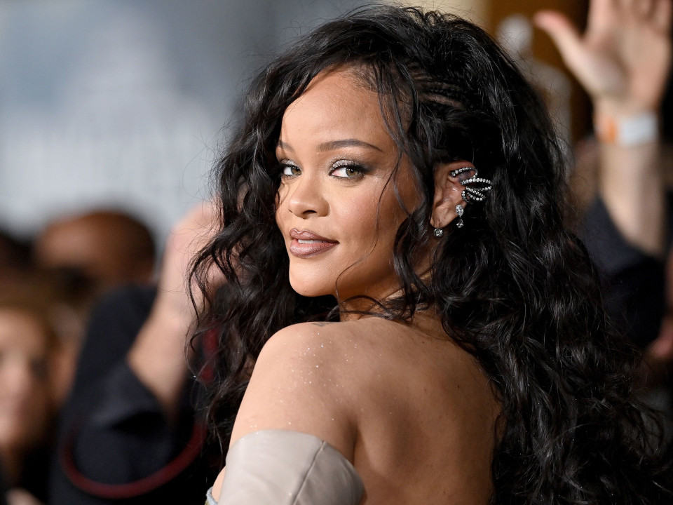 Rihanna oferă fanilor o privire behind-the-scenes înainte de lansarea piesei „Lift Me Up”