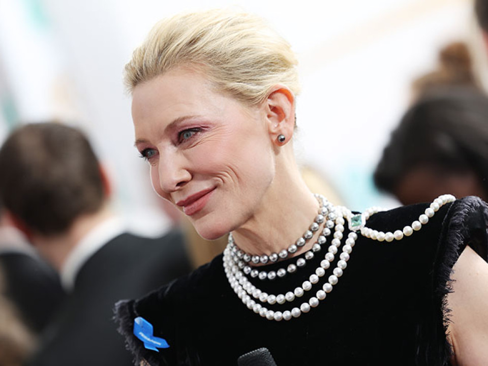 Cate Blanchett a făcut un fashion-statement la premiile BAFTA 2023 - actrița a purtat aceeași rochiță de la premiile Oscar din 2015