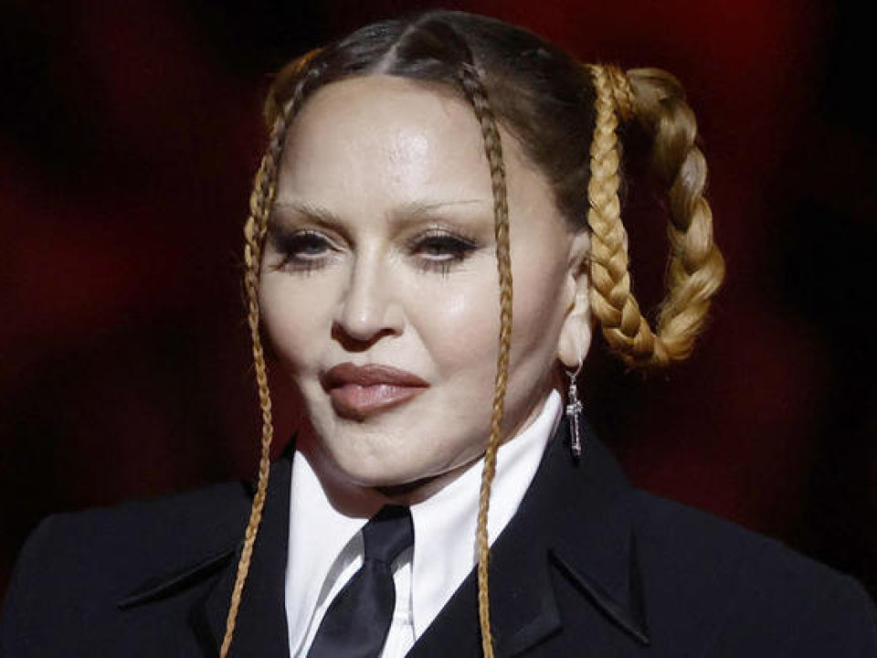 Madonna glumește despre criticile care-i sunt aduse, legate de modul în care arată, în urma operațiilor estetice făcute