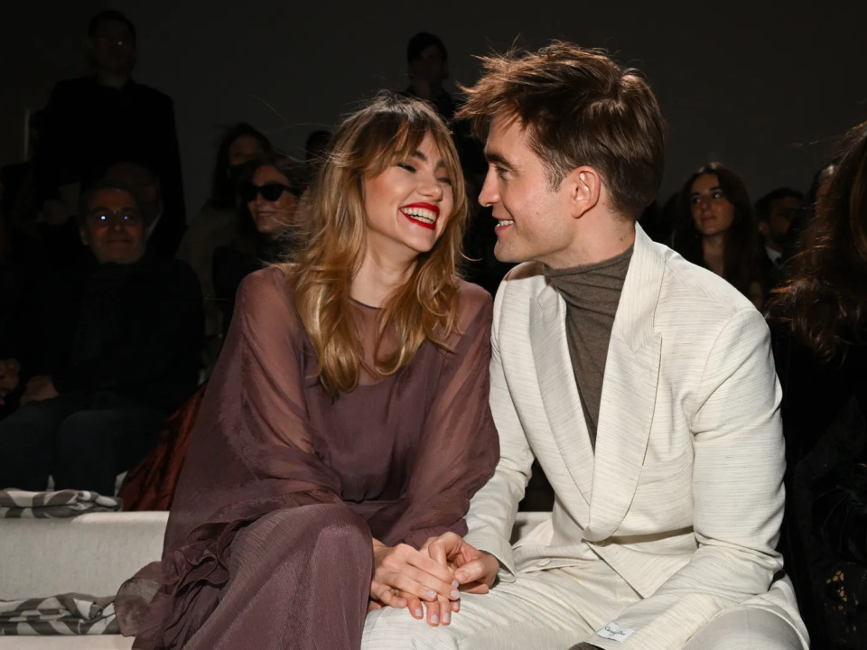 Suki Waterhouse mărturisește că este „șocată” de cât de fericită este lângă Robert Pattinson, după cinci ani de relație