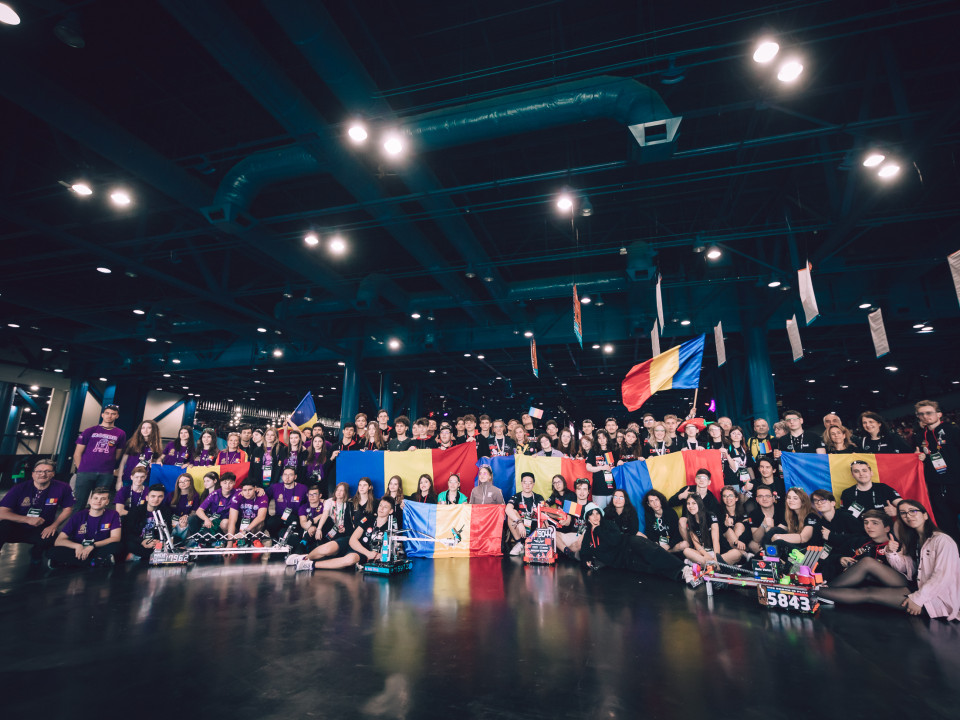 4 echipe de elevi români pe podiumul Campionatului Mondial de Robotică FIRST din SUA
