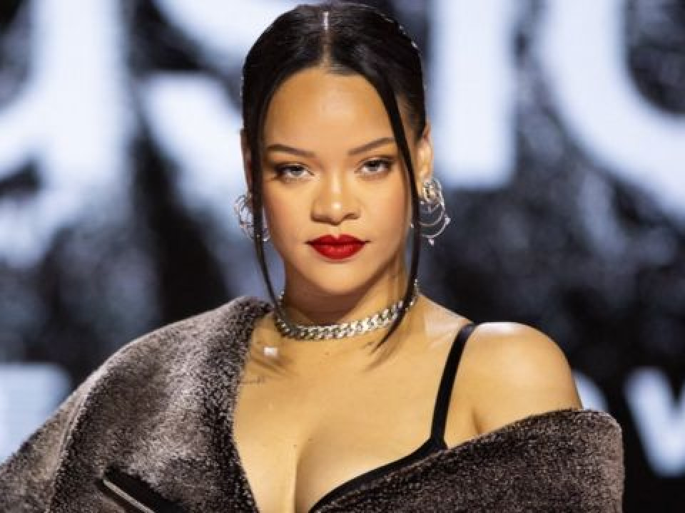 Rihanna face mișto de sarcina ei și are un mesaj pentru fani