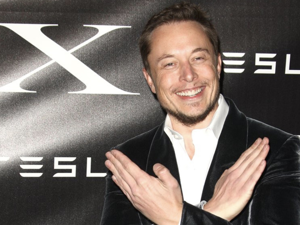 Elon Musk a anunțat că va schimba numele Twitter în X