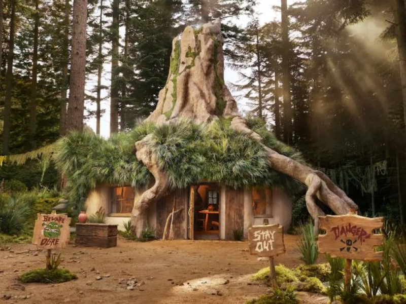 Fanii lui Shrek pot închiria pe Airbnb o reconstituire a casei personajului din celebra animație