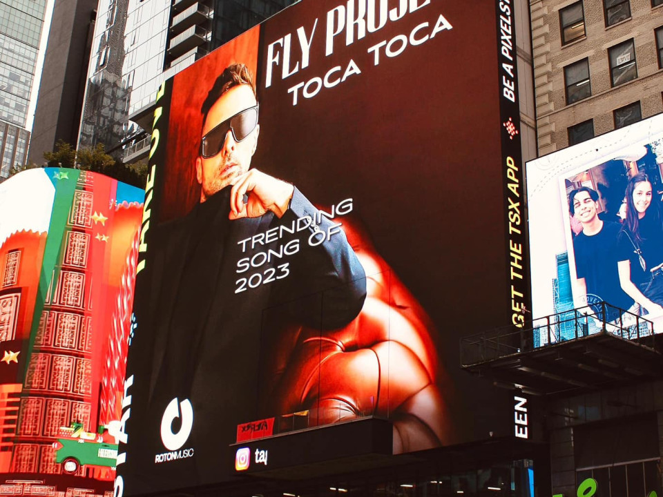 Tudor de la Fly Project, pe panourile din Times Square, în New York
