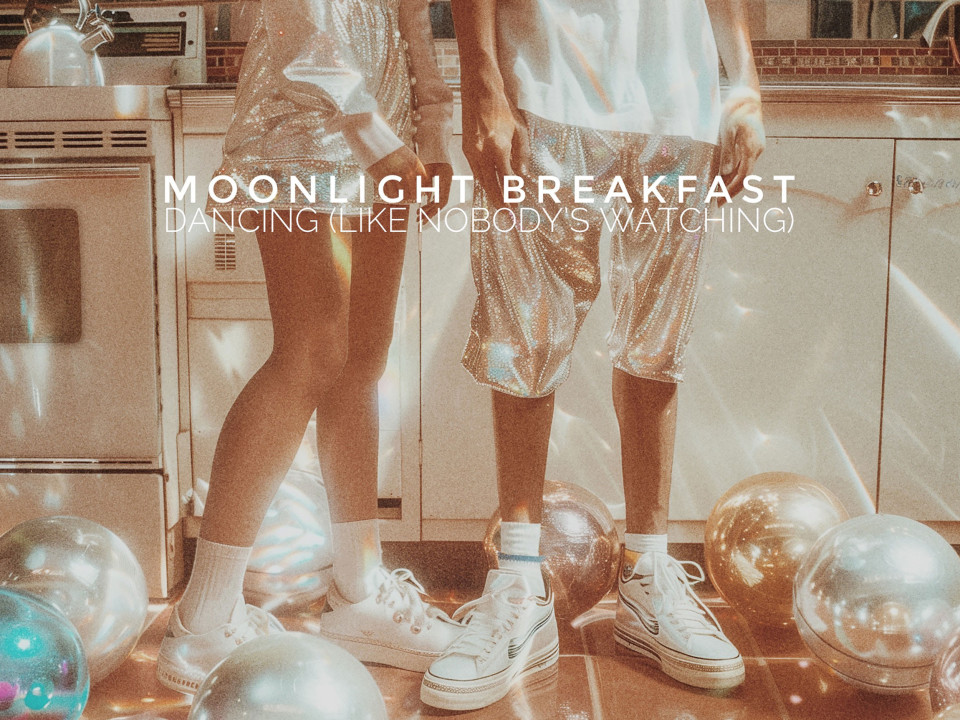 Trupa Moonlight Breakfast a scos o piesă care te invită la dans, „Dancing (Like Nobody’s Watching)”